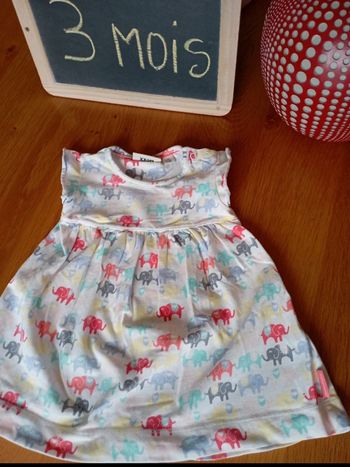Robe taille 3 mois en très bon état