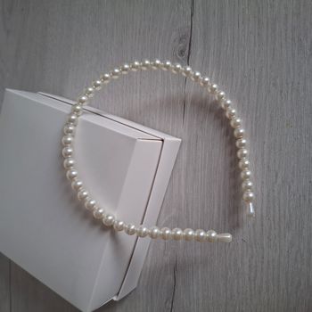 Serre-tête en perles synthétiques blanches/crème – style chic et élégant