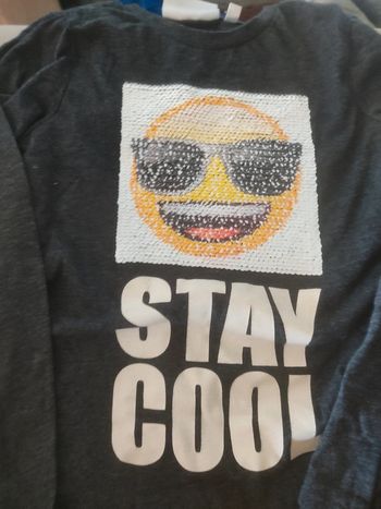 T-shirt réversible au niveau du logo