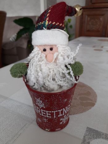 Décoration de Noël père Noël dans un sceau