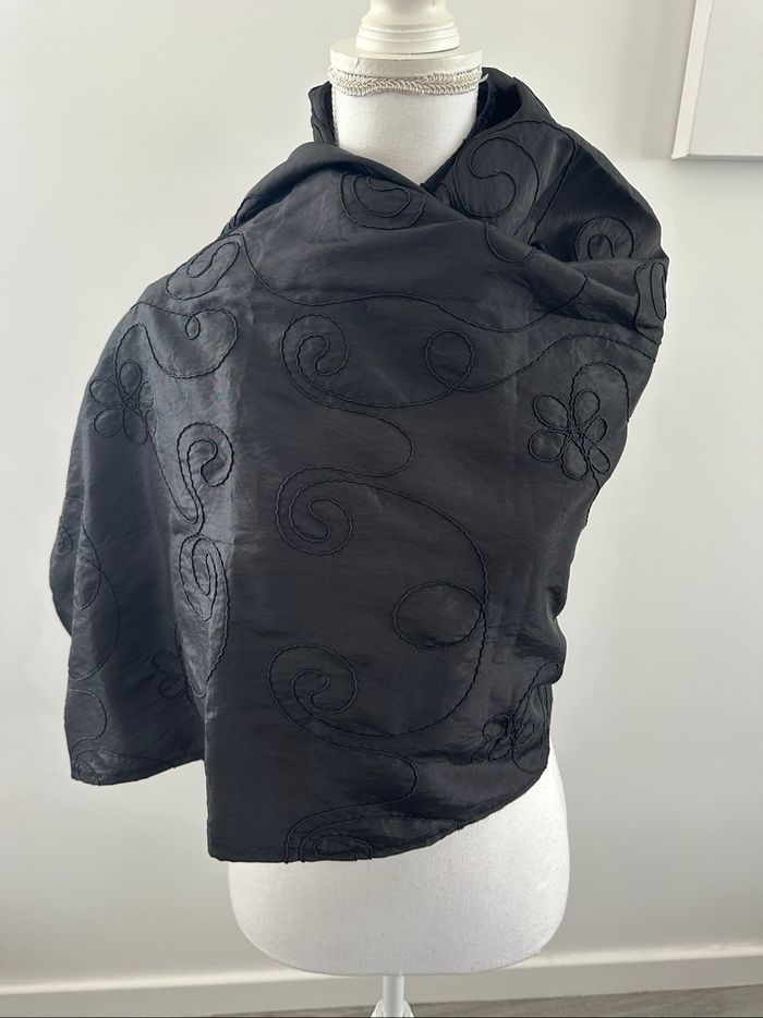Châle étole noir broderies fleurs Vintage 75x140cm - photo numéro 4