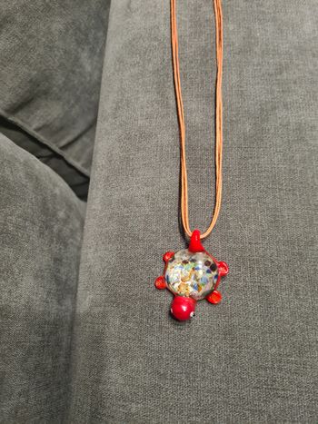 Collier.  Tortue. Pâte de verre. Rouge.  30 cm.
