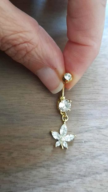 🌸 Piercing nombril fleur dorée – neuf