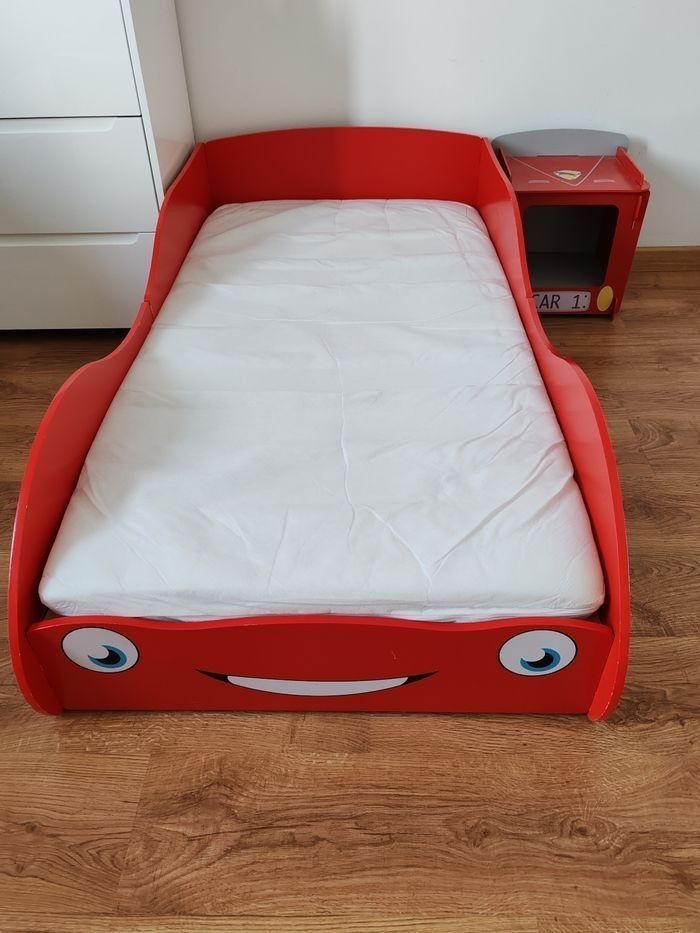 Lit voiture rouge avec matelas (140x70) + commode assortie
