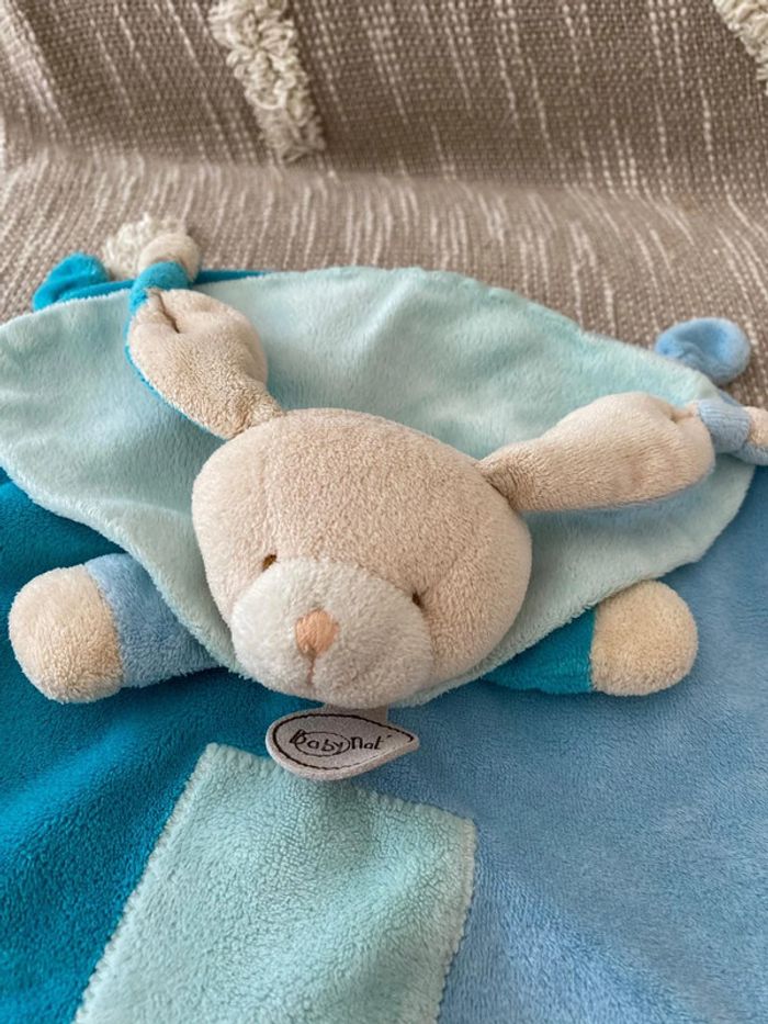 Peluche doudou plat 26cm babynat lapin bleu carré très bon état - photo numéro 3