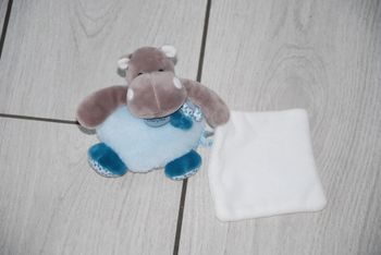 Doudou Peluche boule Baby Nat Hippopotame Bazile Mouchoir Blanc Bleu Feuille
