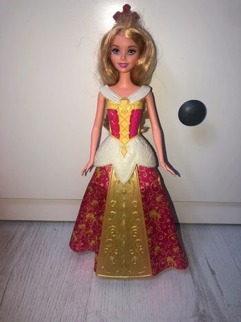 Poupée Aurore la belle au bois dormant, robe enchantée