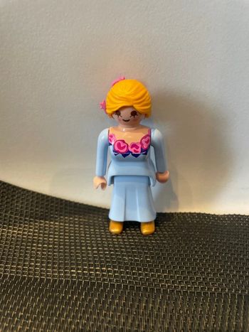 Playmobil figurine femme blonde robe bleue il en fleurs et accessoire cheveux