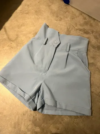 Short bleu clair taille haute