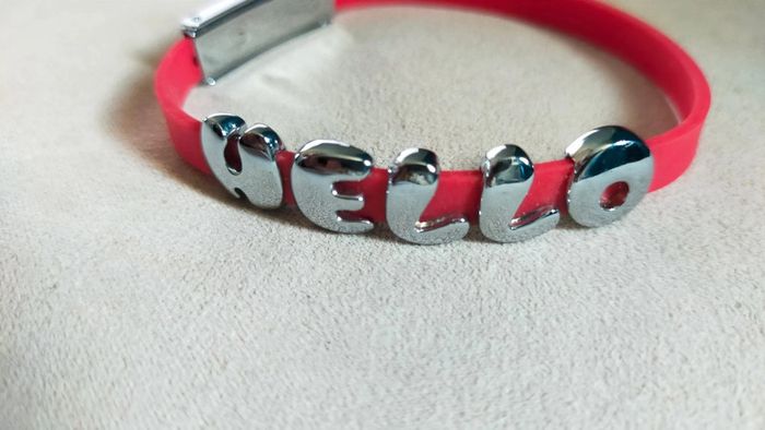 Bracelet "HELLO" en silicone rouge – fantaisie pop - photo numéro 2