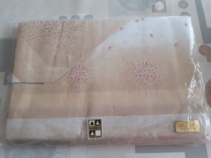 parure de drap vintage avec des motifs de petites fleurs mauves