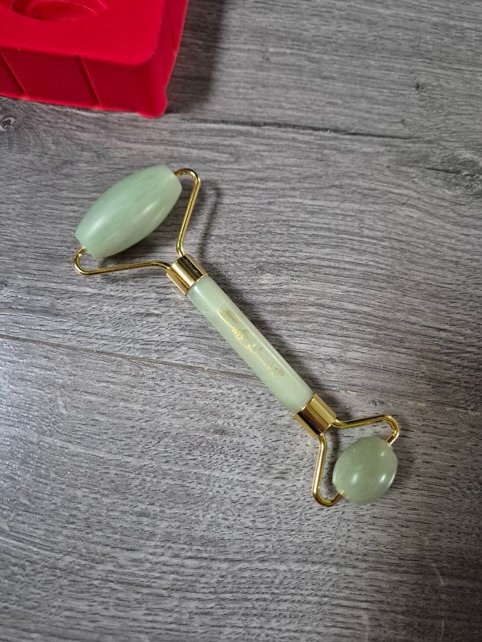 Rouleau de jade / Accessoire de massage pour le visage - photo numéro 7
