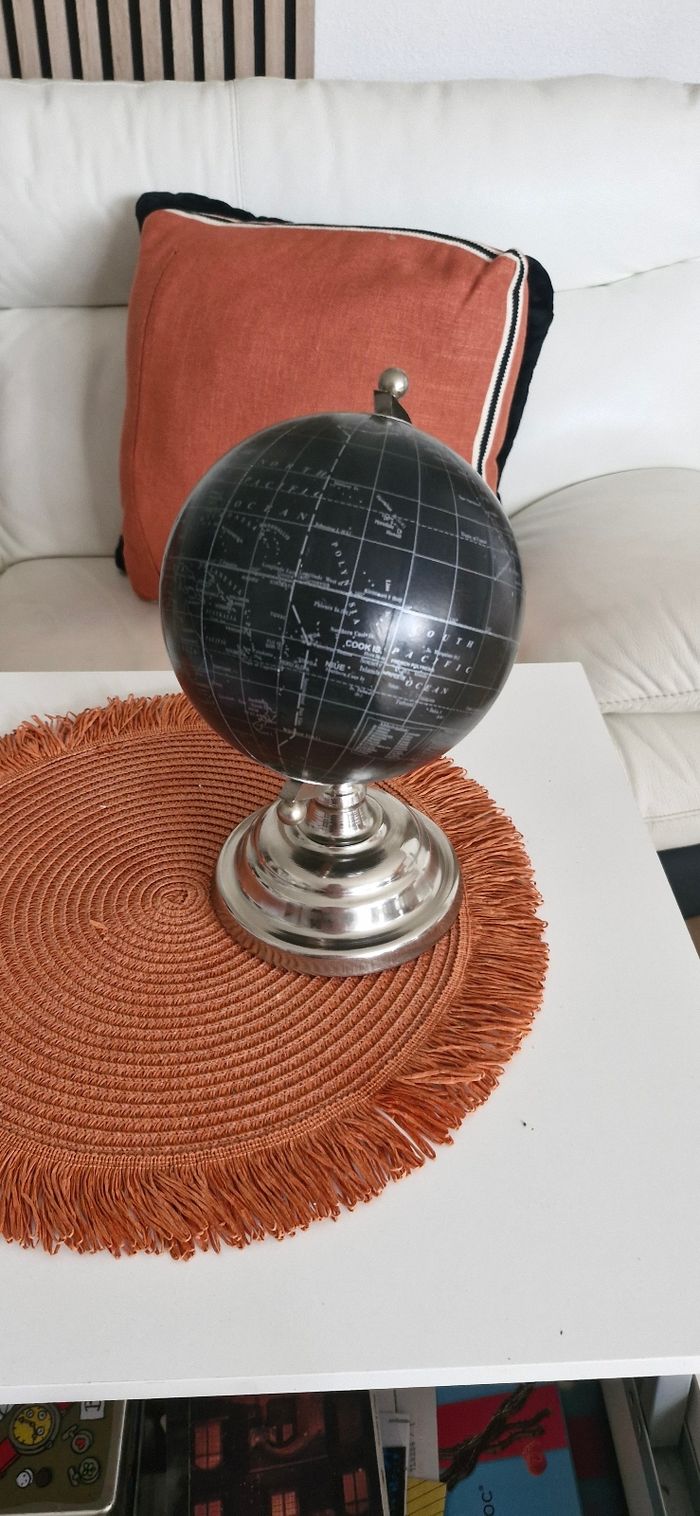 Globe Noir - photo numéro 2