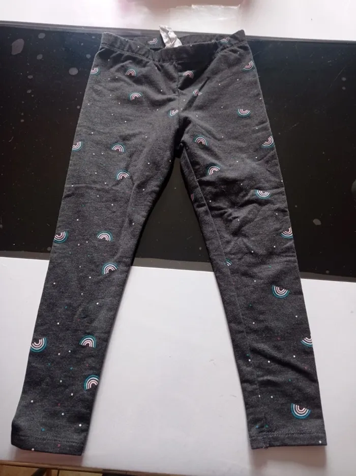 Pantalon élastique gris foncé avec motif pour petite fille