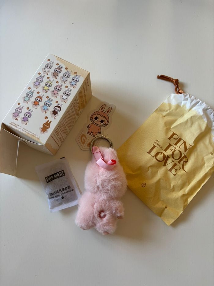 PopMart Labubu The Monsters Pin For Love « G » - photo numéro 2