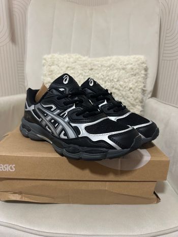 ASICS noires & argent – style rétro / Y2K  neuves jamais porté 