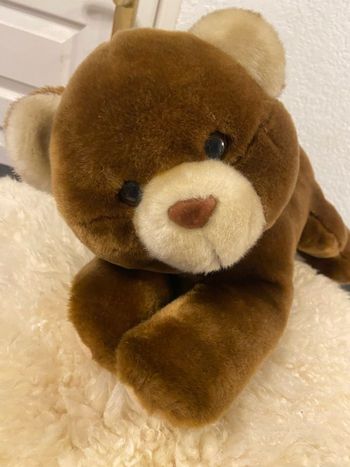 Peluche doudou ours couché