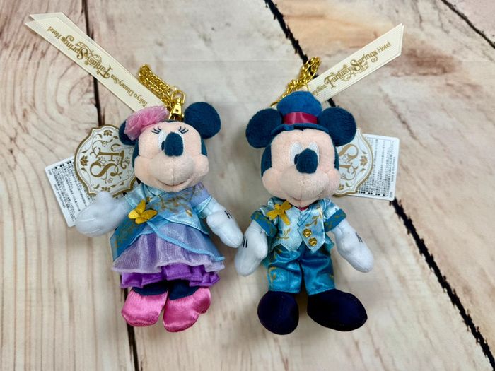 Peluches collector Disney Mickey & Minnie Fantasy Springs Hôtel - photo numéro 2
