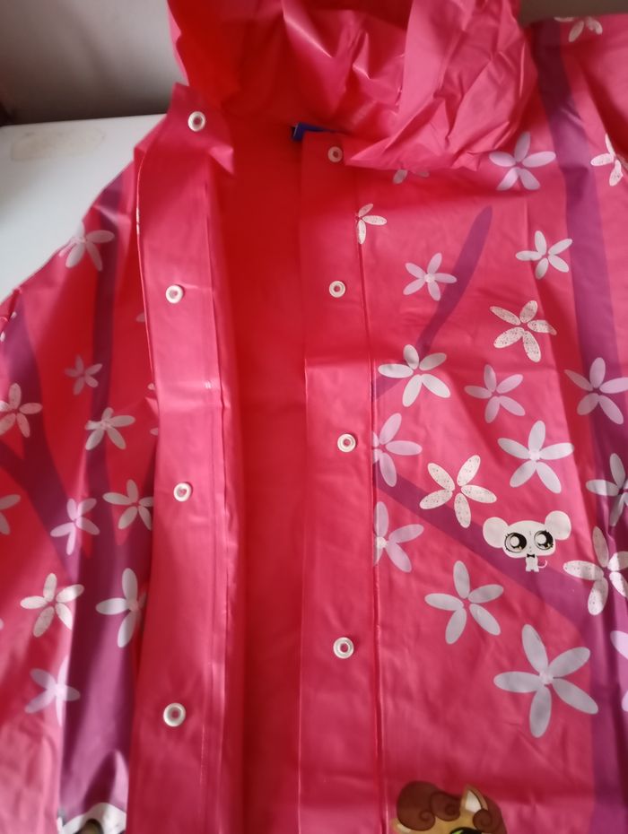 Imperméable ciré. 8!ans . Vinyl Rose et imprimé petshop. Très bon état - photo numéro 8