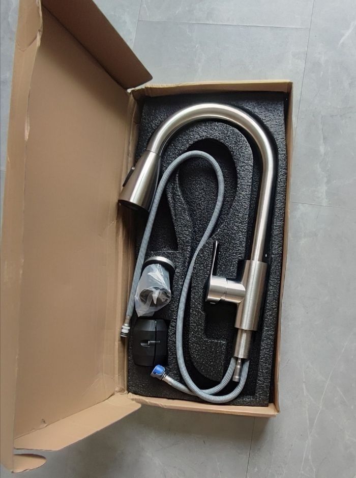 Robinet mitigeur design noir neuf jamais servi dans son emballageavec ses accessoires.