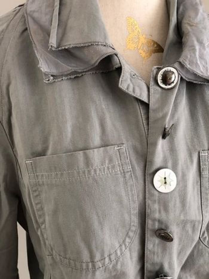 Veste légère, marque Voodoo, motifs dorés, grise, neuve, taille 40 - photo numéro 12
