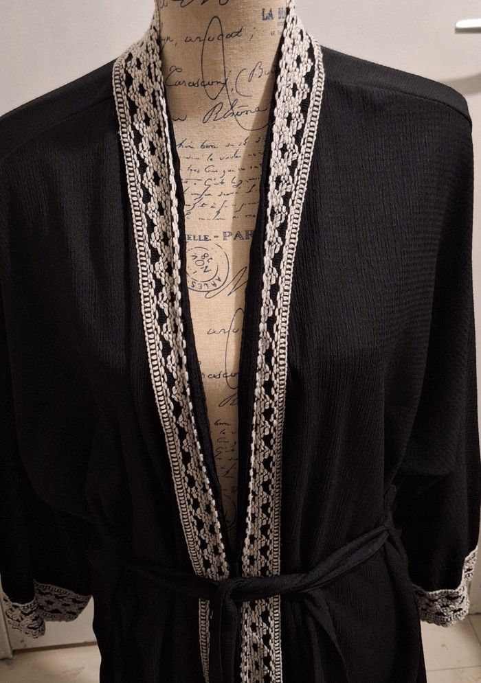 Très joli kimono noir aux broderies blanches avec la ceinture - photo numéro 2