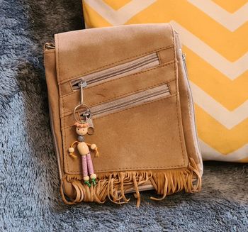 Petite Pochette marron à breloque à porter en bandoulière