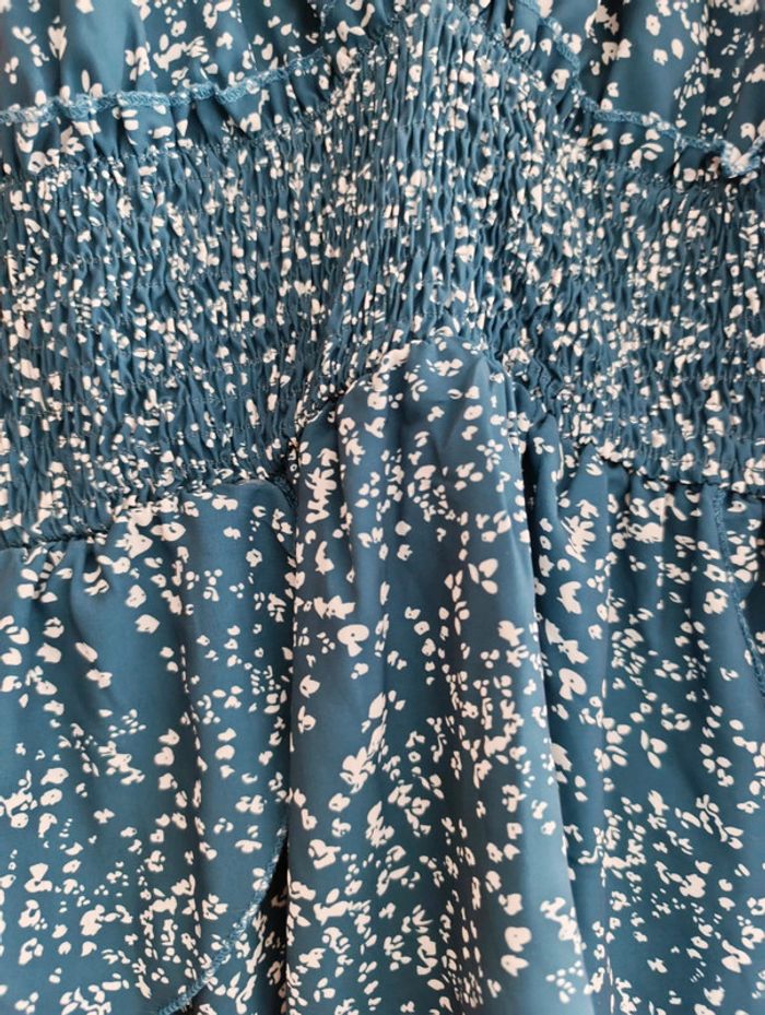 Soleia - Robe courte vacances décontractée
Avec dos vu, col en V et imprimé floral - photo numéro 3