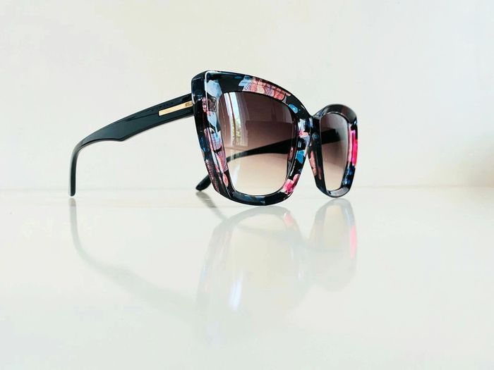 Lunette de soleil femme fleurie bras noirs verres dégradés UV protection catégorie 3 - photo numéro 3