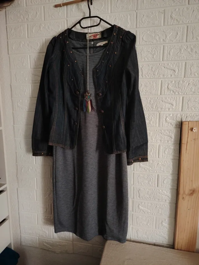 Ensemble robe, veste en jeans et collier - photo numéro 2