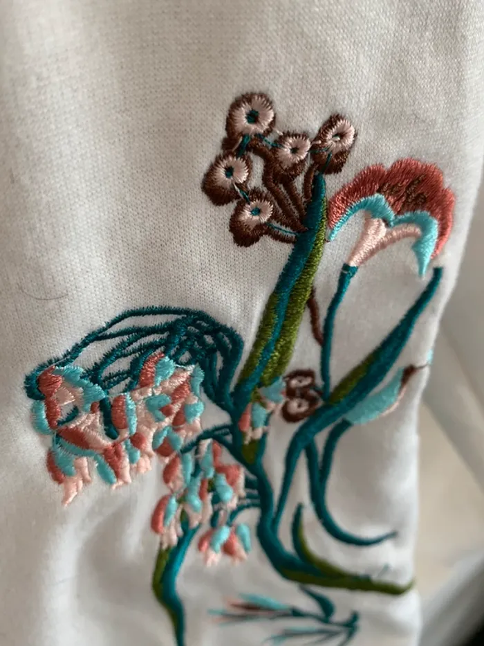 Pull blanc brodé fleurs - photo numéro 3