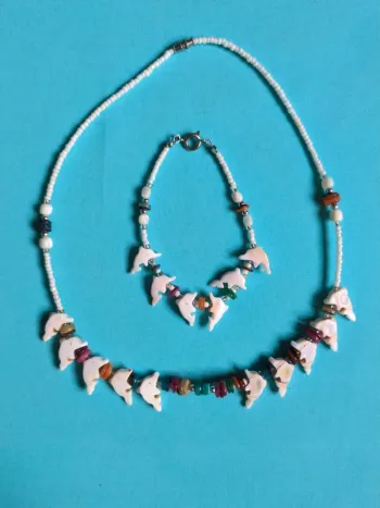 Collier de perles et son bracelet Dauphin