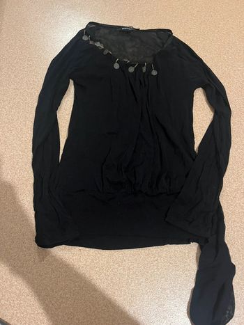 haut noir avec des broches