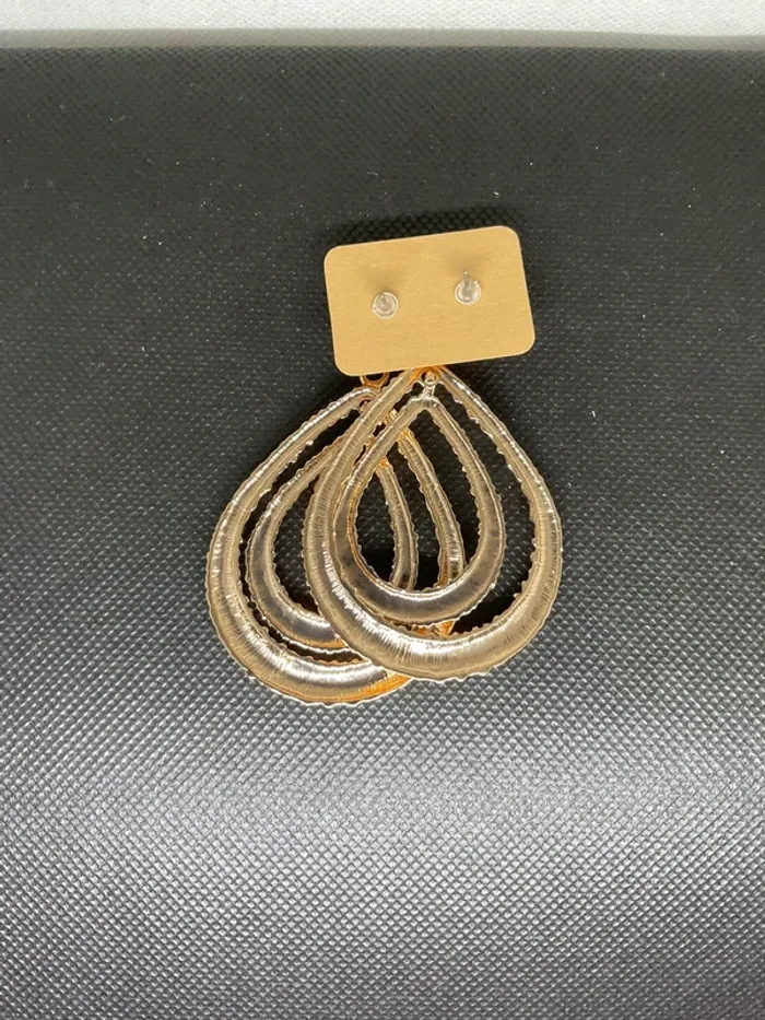 Boucles d’oreilles pendante neuve - photo numéro 2