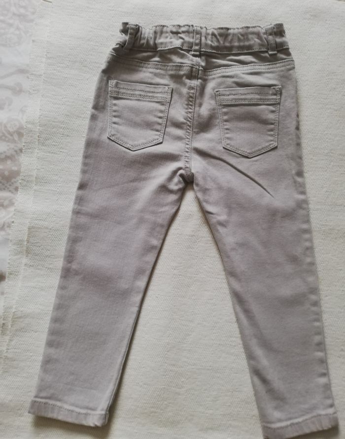 Pantalons jeans, gris clair, 24-36 mois, Primark, en très bon état - photo numéro 2