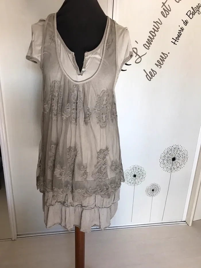 Robe d été volant et dentelle