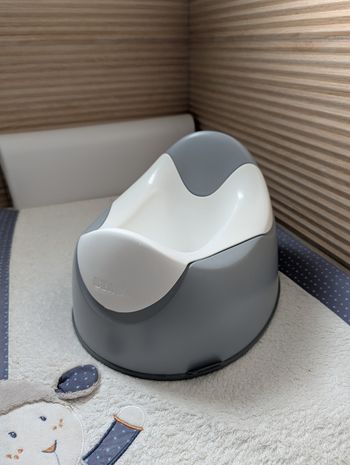 🧸 Pot bébé ergonomique BEABA gris & blanc – Très bon état 