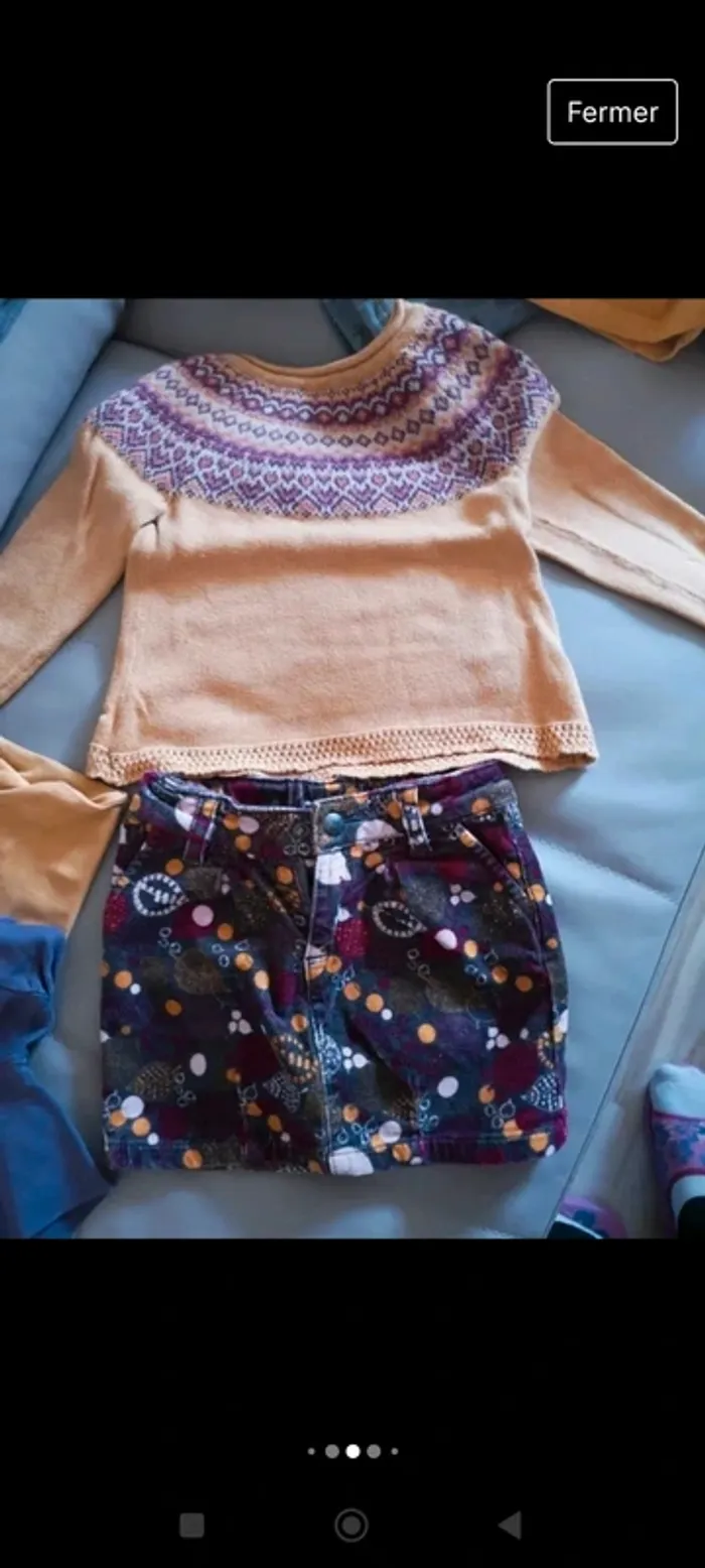 Pull jacquard moutarde et jupe courte velours