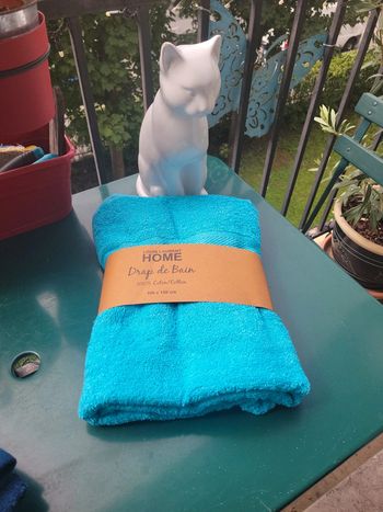 Serviette de bain turquoise. Neuve. Soldée