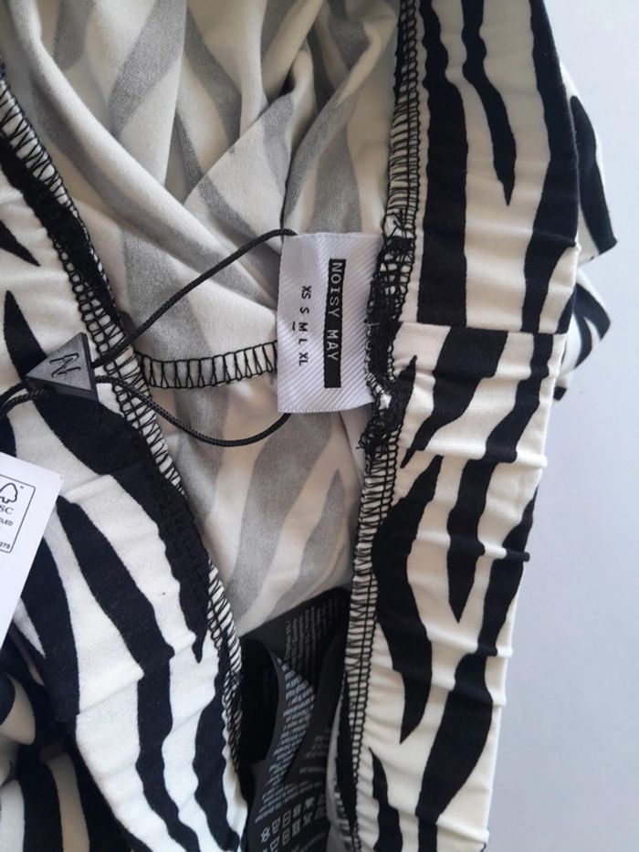 Très beau pantalon zèbre moulant évasé tout doux neuf taille M ou L Noisy May - photo numéro 3