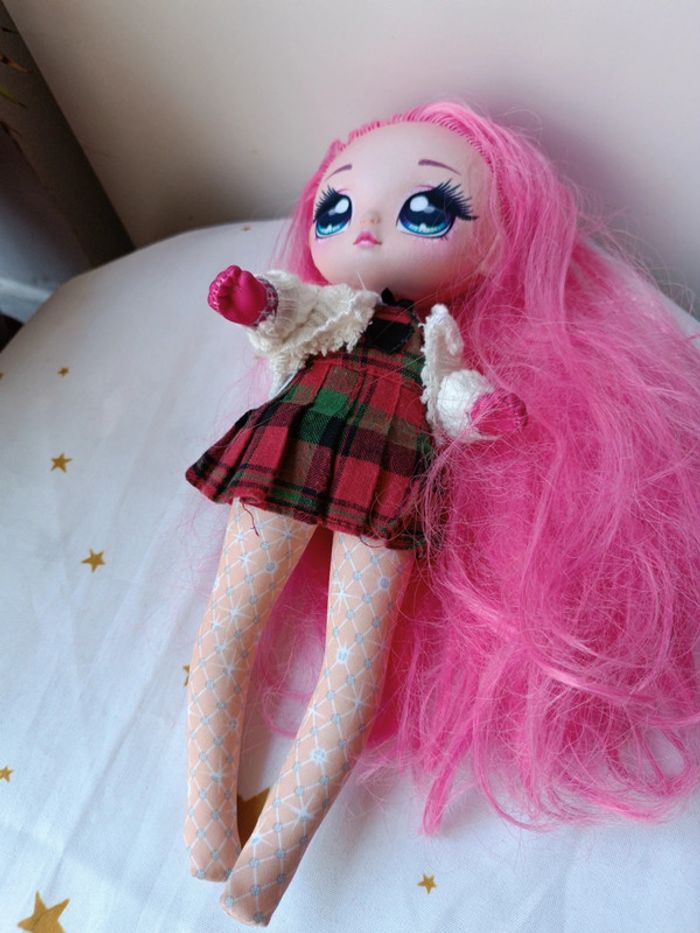 Na Na! surprise poupée doll cheveux hair rose pink fushia Flamant rose robe carreau écossaise - photo numéro 7