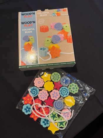 24 perles en bois multicolores à enfiler comme neuf