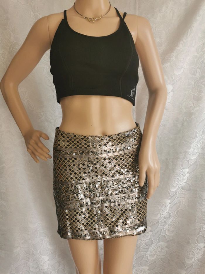 Mini jupe à sequins dorés - argentés. Taille 40