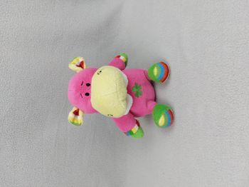 Peluche doudou hippopotame FL b.v. Rose jaune col blanc trèfle vert 18 cm assis