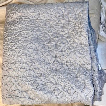 Couvre lit couleur gris à motif effet 3 d bon état pour lit 2 personnes