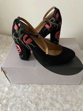 Chaussures à talon en daim  noir  brodée