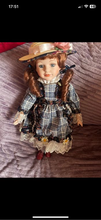 Poupée en porcelaine