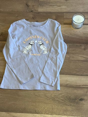 Je vend un haut manche longue fille taille 5 ans très bon état 