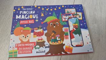 Boite pinceau magique NoelBoite mon premier pinceau magique sur le thème de Noël. 8 cartes à peindre avec le pinceau fourni et de l'eau pour faire apparaître le dessin coloré. Une seule fiche légèrement abîmée. + un coloriage et stickers neuf inclus