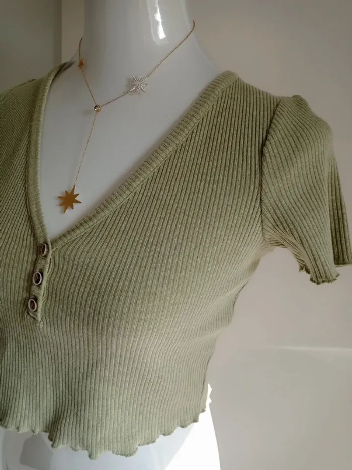 Haut court crop top côtelé vert amande boutons col V T.38 Pull&Bear - photo numéro 3